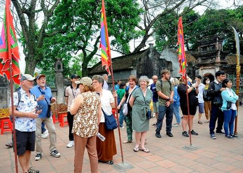 Du khách trong và ngoài nước về thăm Lễ hội Hoa Lư - Ảnh: Xuân Lâm