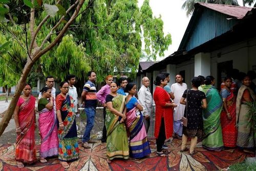 Người dân xếp hàng chờ bỏ phiếu ở quận Alipurduar thuộc bang phía Đông Tây Bengal, Ấn Độ, ngày 19/4/2024. (Ảnh: Reuters)