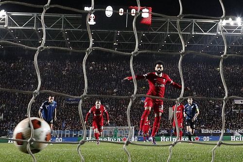 Liverpool sớm dẫn bàn từ chấm 11 m