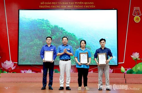Ban Tổ chức trao giải cuộc thi sáng tạo video “Check-in Tuyên Quang”.