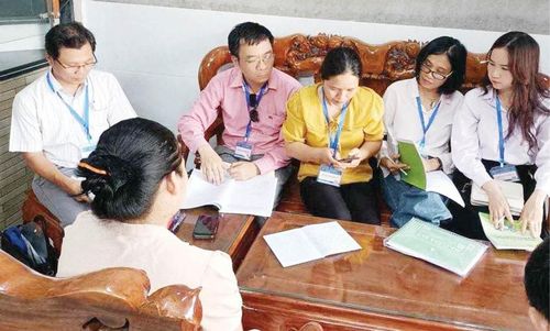 Đội ngũ điều tra viên và giám sát viên thực hiện điều tra tại hộ dân