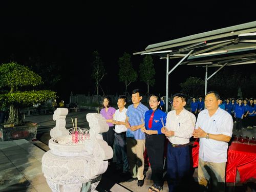  Các đại biểu và đoàn viên, thanh niên dâng hương 