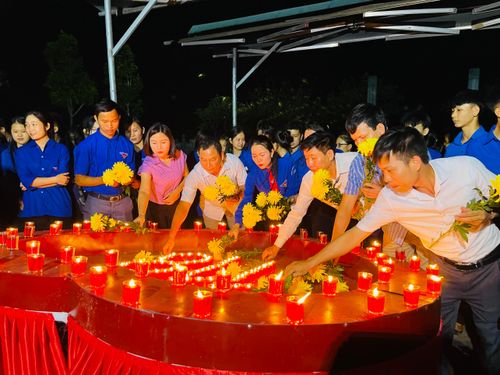  Lễ thắp nến tri ân 