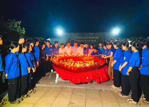  Lễ thắp nến tri ân tại khu mộ Tổng Bí thư Hà Huy Tập 