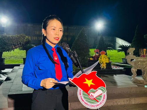  Đại diện tuổi trẻ huyện Cẩm Xuyên báo công và bày tỏ lòng biết ơn công lao to lớn của Tổng Bí thư Hà Huy Tập 