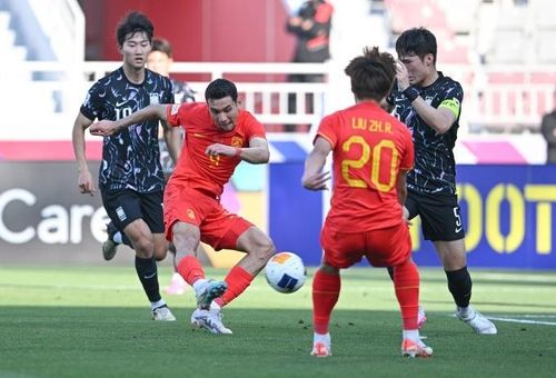 Trung Quốc (áo đỏ) để thua Hàn Quốc 0-2 ở lượt trận thứ hai bảng B giải U23 châu Á 2024 tối 19/4.