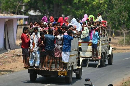 Cử tri lên xe rời đi sau khi bỏ phiếu tại làng Dugeli, quận Dantewada, bang Chhattisgarh.