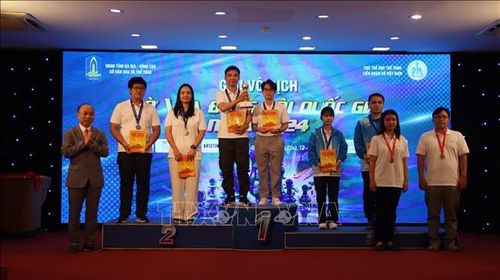 Ban Tổ chức trao giải cho các vận động viên xuất sắc nhóm đôi nam, nữ.