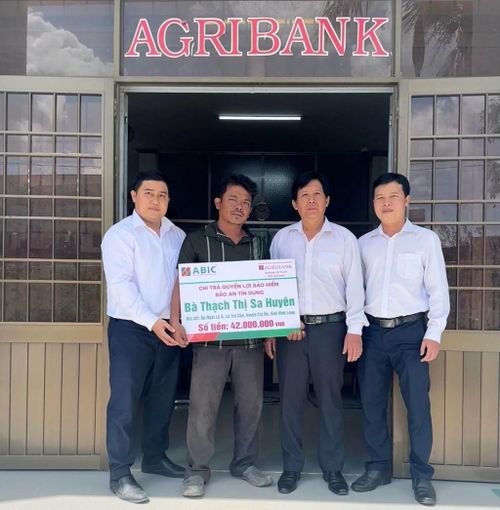 Bảo hiểm Agribank triển khai sản phẩm Bảo an tín dụng chia sẻ gánh nặng tài chính cho khách hàng nếu không may gặp rủi ro. Ảnh: Thanh Hương/BNEWS/TTXVN