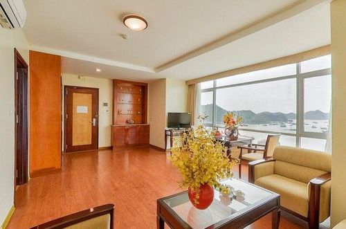 Khách sạn Cat Ba Paradise có thiết kế hiện đại, nội thất bằng gỗ mang đến cho du khách cảm giác dễ chịu, thư thái. (Ảnh: Leadtour.vn)