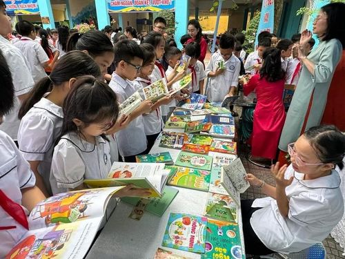 Hãy gieo mầm đọc sách cho mỗi người từ bé thơ. (Ảnh: PV)