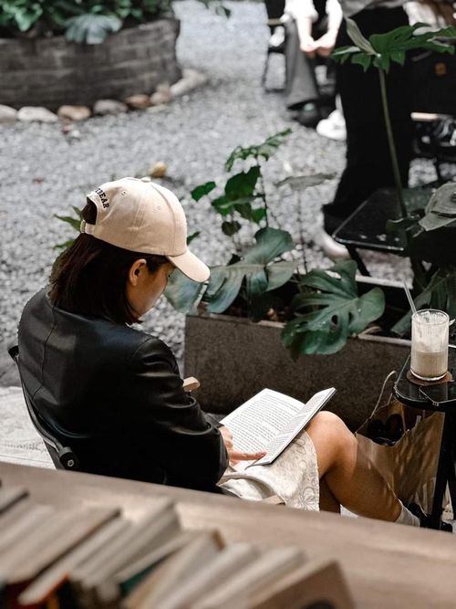 Người lớn cần đọc sách mọi lúc mọi nơi . (Ảnh: FBNV).