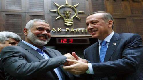 Tổng thống Thổ Nhĩ Kỳ Recep Tayyip Erdogan (phải) với ông Ismail Haniyeh