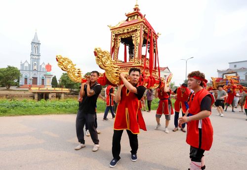 Các kiệu đi quanh xã và lên đê sông Trà Lý rồi quay về cụm di tích
