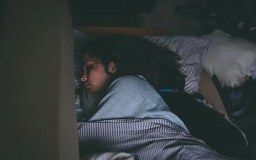 Trong lúc ngủ, họ vẫn có thể nghe được tiếng gọi, nói của những người xung quanh nhưng không thể mở được mắt ra, không thể phản ứng lại. Ảnh: Hindustan Times