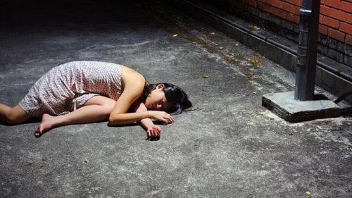 Rồi rất nhiều cuộc điều tra nhưng tất cả vẫn chưa thể giải thích một cách đích đáng. Thậm chí, họ cho rằng chứng ngủ gà gật bất thường có khả năng do sự dư thừa quá mức dịch trong bộ não. Ảnh: Newsnationtv