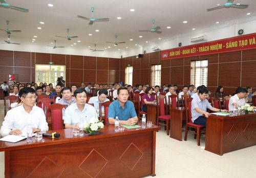 Dự buổi tiếp xúc cử tri của Bí thư Huyện ủy Đan Phượng Trần Đức Hải.