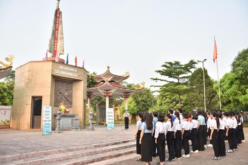  Các đại biểu tiến hành lễ dâng hương, báo công 