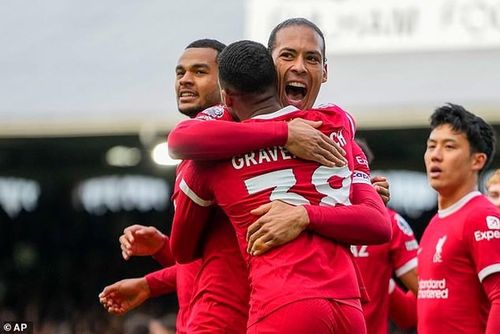 Liverpool đang có 74 điểm, bằng với Arsenal nhưng kém hiệu số bàn thắng bại. Họ hơn Man City một điểm nhưng đá nhiều hơn một trận.