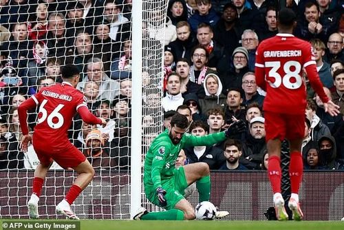 Màn trình diễn xuất sắc của thủ môn Alisson và các đồng đội giúp Liverpool tạm thời vượt qua Man City và cân bằng điểm số với Arsenal.