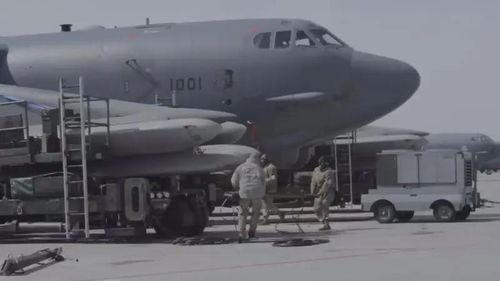 Nạp tên lửa AGM-86 cho Pháo đài bay chiến lược B-52H.