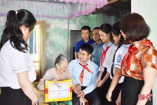 Ban Tổ chức tặng quà gia đình người có công với cách mạng, cựu chiến binh, cựu TNXP từng tham gia chiến dịch Điện Biên Phủ.