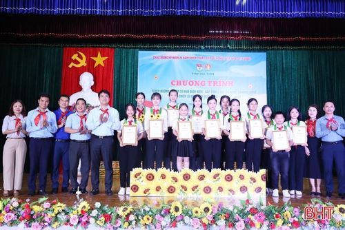 Chương trình đã tuyên dương 13 em - là những đội viên, thiếu nhi có thành tích xuất sắc trong đợt thi đua cao điểm chào mừng 70 năm Chiến thắng Điện Biên Phủ.