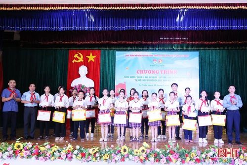Cùng với lễ tuyên dương, chương trình còn tổ chức thi rung chuông vàng “Tự hào chiến sỹ nhỏ Điện Biên”; trao tặng 20 tấm bản đồ Việt Nam cho Trường TH&THCS Phan Đình Giót; trao tặng 20 suất học bổng “Nâng bước em đến trường” cho các em thiếu nhi vượt khó học tốt, rèn luyện tốt tại huyện Cẩm Xuyên.