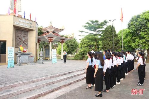 Trước đó, các đại biểu tham dự lễ tuyên dương đã tiến hành dâng hương báo công với Anh hùng, liệt sỹ Phan Đình Giót và các anh hùng, liệt sỹ đã hy sinh cho sự nghiệp đấu tranh giải phóng dân tộc.