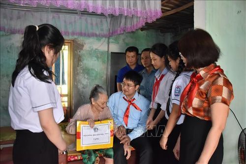 Trao tặng quà cho thân nhân Anh hùng Liệt sĩ Phan Đình Giót tại xã Cẩm Quan, huyện Cẩm Xuyên. Ảnh: TTXVN phát