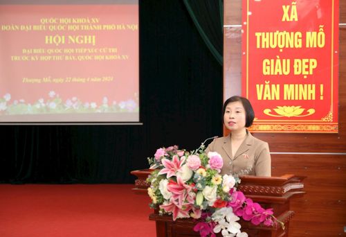 Đại biểu Quốc hội Phạm Thị Thanh Mai tiếp thu ý kiến đóng góp của cử tri. Ảnh: Mai Nguyễn