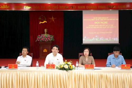 Đại biểu Quốc hội thuộc Đơn vị bầu cử số 7 tiếp xúc cử tri huyện Đan Phượng. Ảnh: Mai Nguyễn