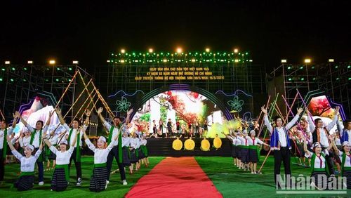 Màn dân vũ với chủ đề Hương sắc miền Tây mở màn cho lễ bế mạc.