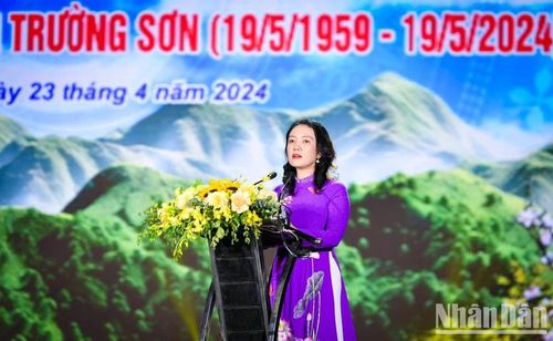 Giám đốc Sở Văn hóa và Thể thao tỉnh Nghệ An Trần Thị Mỹ Hạnh phát biểu tại lễ bế mạc.
