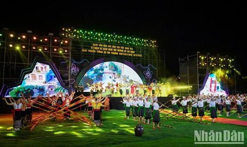 Màn trình diễn độc đáo của đông đảo các nghệ sĩ tại sự kiện.