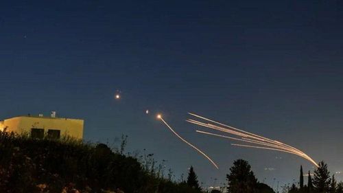 Theo video tuyên truyền do Iran công bố, một số tên lửa Fatah-1 đã thực hiện hàng loạt cuộc tấn công áp chế tương tự kiểu "bầy sói vây hãm", liên tiếp đánh trúng nhiều cơ sở quân sự của Israel. Ảnh minh họa.