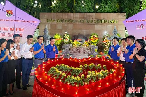 Thắp nến tri ân cố Tổng Bí thư Trần Phú. 