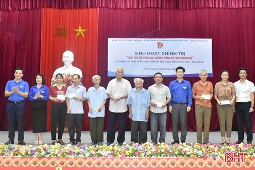  Đại diện Ban Tổ chức trao quà cho những người từng tham gia Chiến dịch Điện Biên Phủ. 