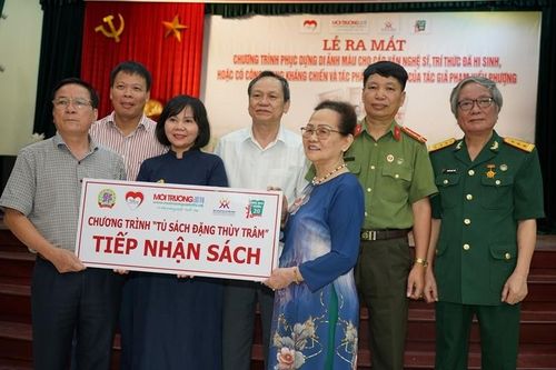 Bà Phạm Kiều Phượng -Tác giả cuốn sách "Phượng" trao tặng 1.000 cuốn sách cho Chương trình "Tủ sách Đặng Thùy Trâm" và Bảo tàng Phụ nữ Việt Nam. 