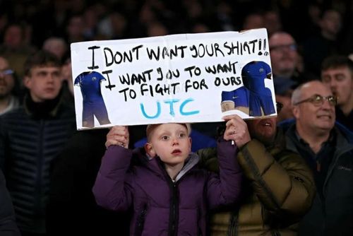 Hình ảnh đáng buồn của một CĐV Chelsea gây sốt mạng xã hội (Ảnh: Getty).