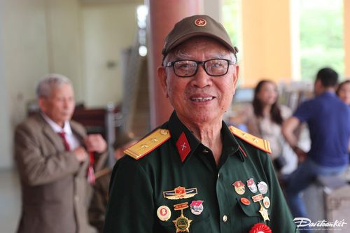 Ông Bùi Kim Thoa chia sẻ về thời gian chiến đấu tại chiến trường Điện Biên Phủ. Ảnh: Đình Minh