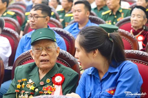 Những người lính Điện Biên năm nào chia sẻ lại câu chuyện quá khứ với các bạn đoàn viên, thanh niên. Ảnh: Đình Minh