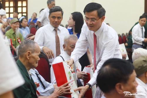 Bí thư Tỉnh ủy Ninh Bình Đoàn Minh Huấn thăm hỏi, tặng quà cho những người lính Điện Biên năm xưa. Ảnh: Đình Minh