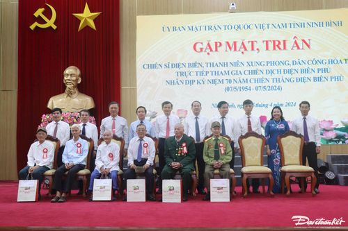 Lãnh đạo tỉnh Ninh Bình chụp ảnh lưu niệm với các chiến sỹ Điện Biên. Ảnh: Đình Minh