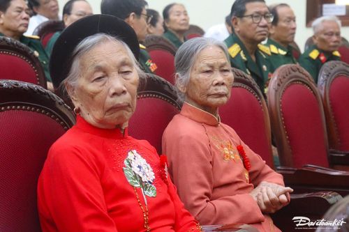 Các bà, các mẹ là những nữ TNXP, DCHT tham gia chiến dịch Điện Biên Phủ năm nào đã về dự buổi gặp mặt, tri ân. Ảnh: Đình Minh