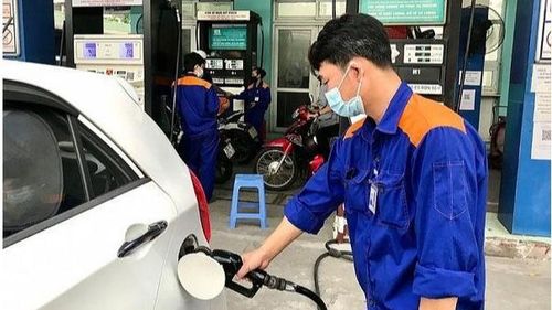 Giá xăng giảm hơn 300 đồng/lít từ chiều ngày 25/4. Ảnh minh họa
