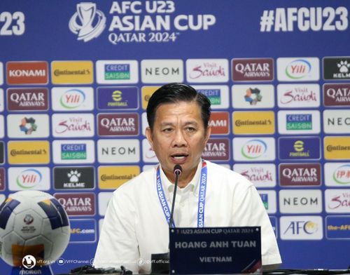 HLV Hoàng Anh Tuấn thể hiện quyết tâm của U23 Việt Nam. Ảnh: VFF