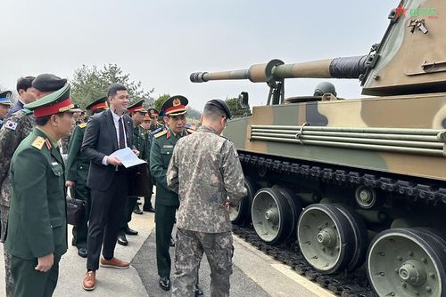 Trung tướng Go Hyeon-seok, Tư lệnh Quân đoàn cơ động số 7 và Chuẩn tướng Yoon Hyeon-sik, Lữ trưởng Lữ đoàn Pháo binh số 7 đón Bộ trưởng Phan Văn Giang và Đoàn.