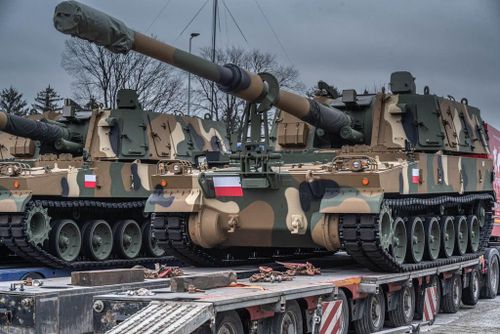 Thiết kế của K9 có nhiều nét tương đồng với pháo tự hành M109 Paladin của Mỹ. Pháo chính của K9 là loại L/52 (chiều dài nòng gấp 52 lần đường kính) có tầm bắn tối đa 30 km với đạn thường và lên tới 40 khi khi sử dụng đạn tăng tầm.