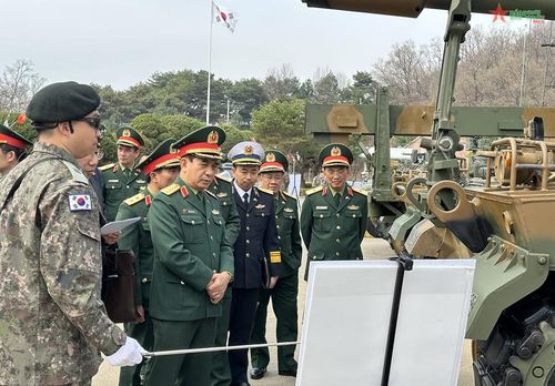 Tại đây, Bộ trưởng Phan Văn Giang và các thành viên Đoàn đã xem bắn biểu diễn pháo tự hành K9A1; nghe giới thiệu về cơ sở, vật chất của đơn vị và vũ khí trang bị bao gồm pháo tự hành K9A1, xe tiếp đạn K10...